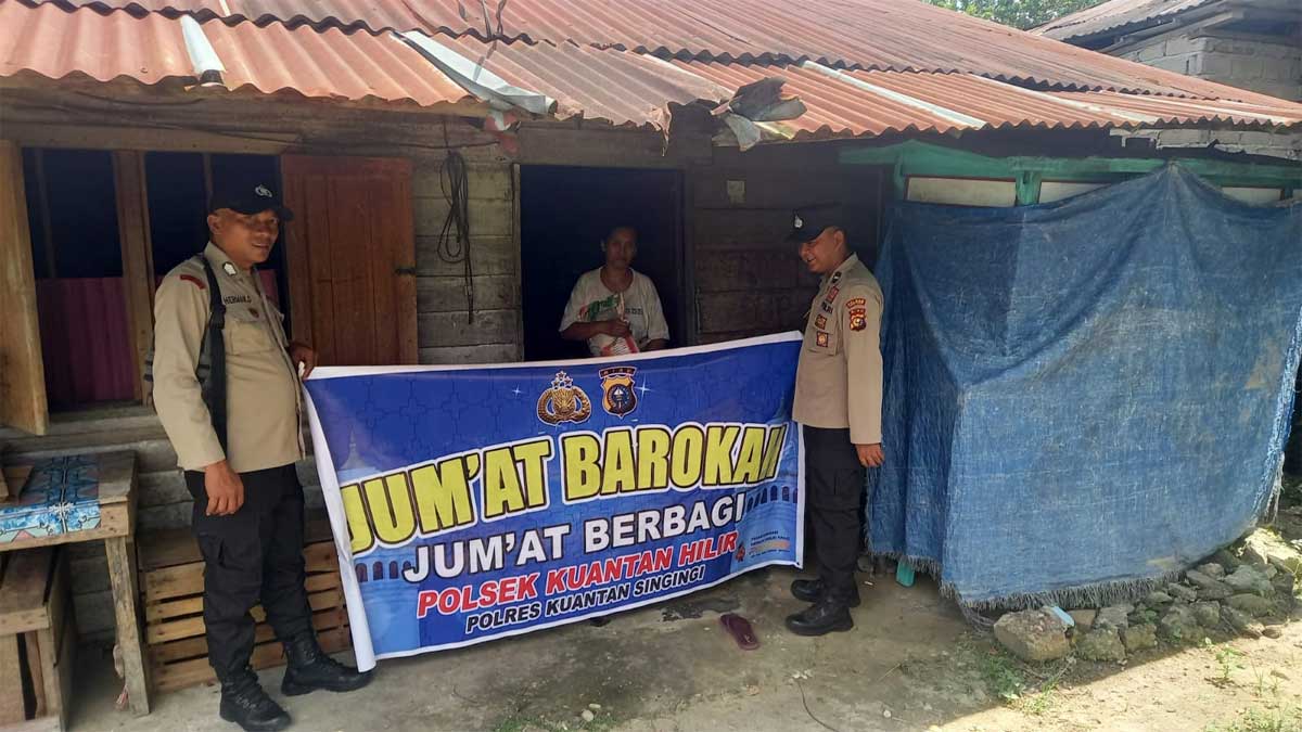 Anggota Polsek Kuantan Hilir antar sembako ke rumah warga kurang mampu di Kelurahan Pasar Baru Baserah, Kecamatan Kuantan Hilir, Kabupaten kuantan Singingi, Riau, Jumat (22/9/2023).