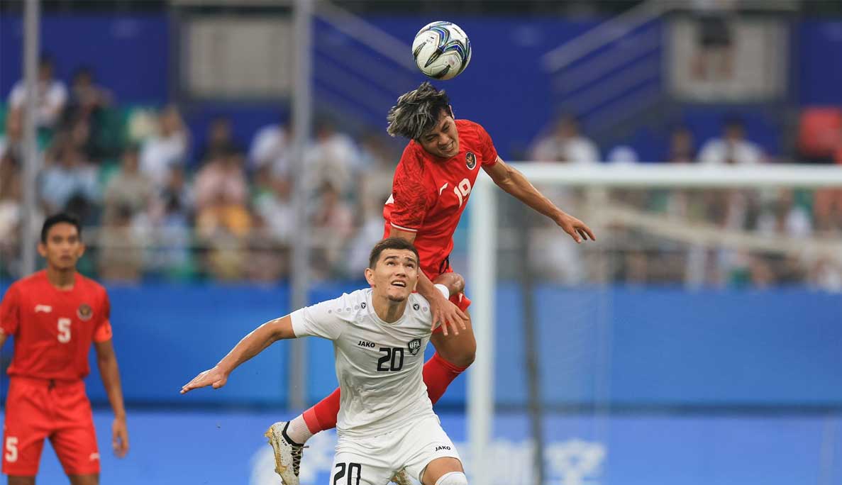 Pemain Indonesia dan Uzbekistan berebut bola dalam laga 16 besar Asian Games cabang sepak bola. (noc indonesia)