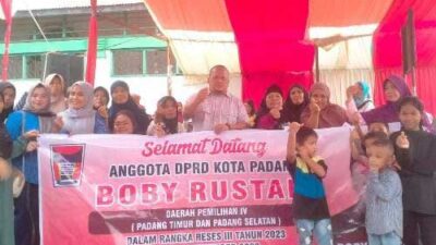 Anggota DPRD Padang, Boby Rustam bersama warga