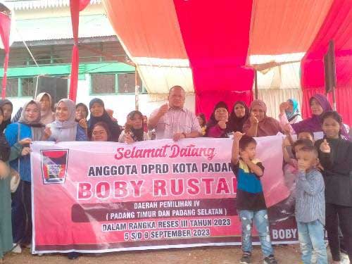 Anggota DPRD Padang, Boby Rustam bersama warga