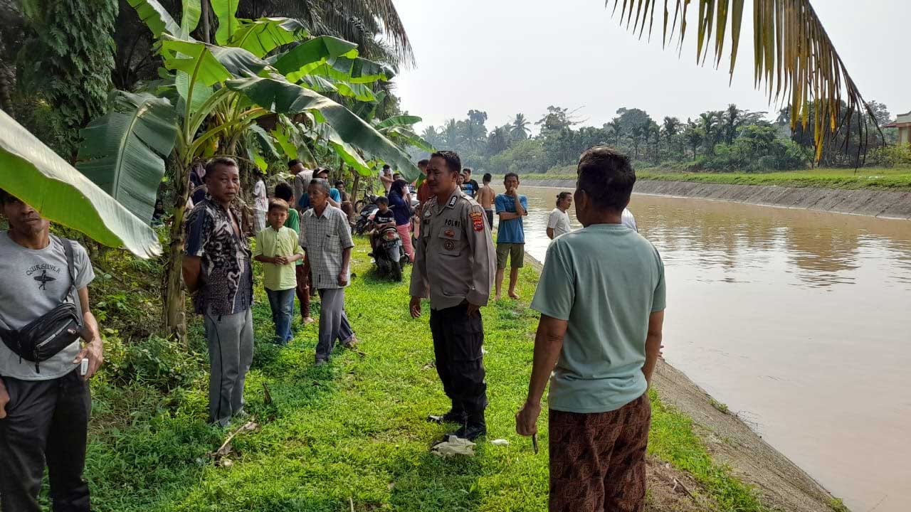 Warga dan petugas di lokasi kejadian