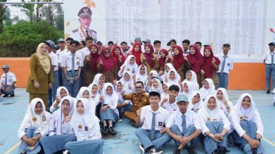 Bupati Tanah Datar bersama siswa dan guru SMAN I X Koto. (prokopim)