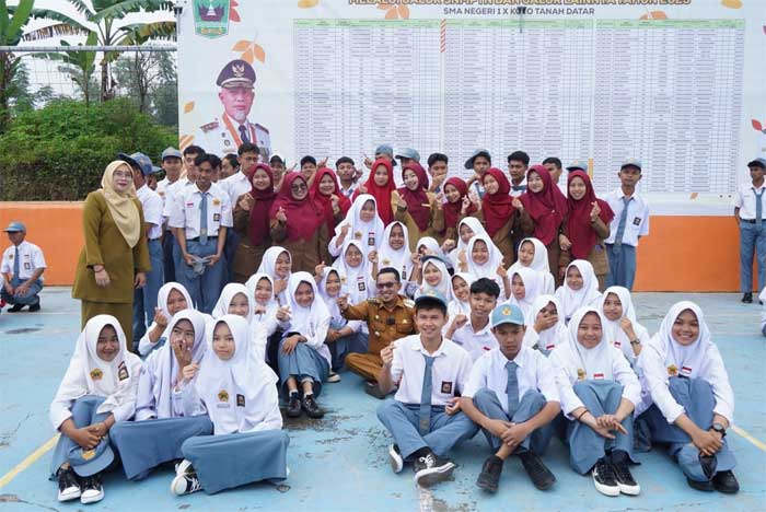 Bupati Tanah Datar bersama siswa dan guru SMAN I X Koto. (prokopim)