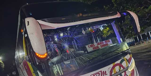 Bus NPM yang kena lemparan batu. (suhanews)