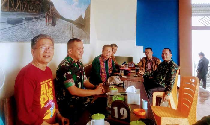 Sambil nikmati secangkir kopi, Sokhiatulo Laoli saksikan Nias Pro 2023