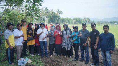 Wulan Denura bersama masyarakat saat pembukaan jalan baru