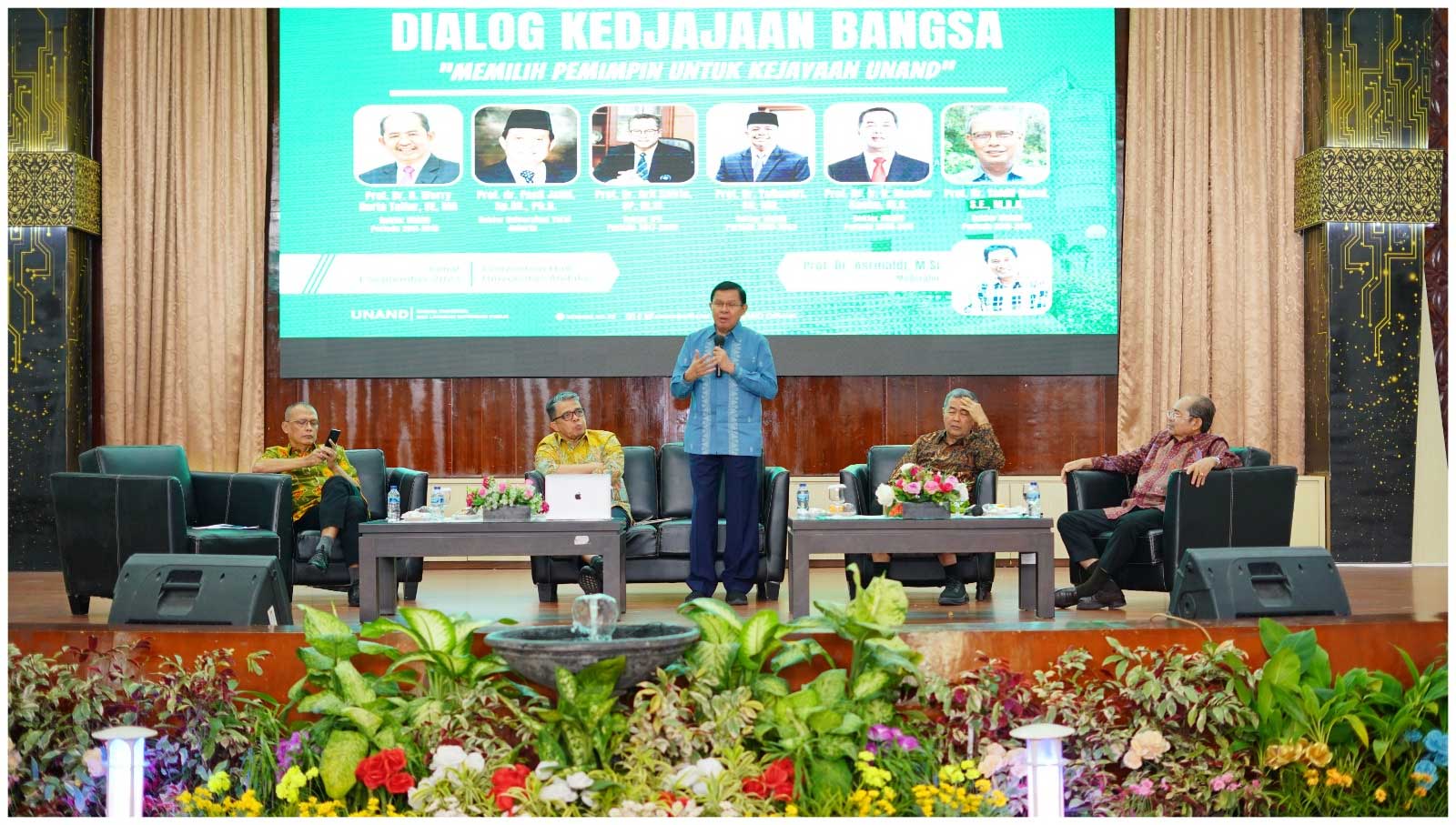 Narasumber beri pemaparan dalam dialog dalam rangkaian pemilihan rektor Unand
