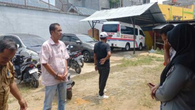 Kepala Bidang Cipta Karya Dinas PUPR Kuansing (paling kiri), Izma Yudi Hendry tinjau proyek yang sedang dikerjakan