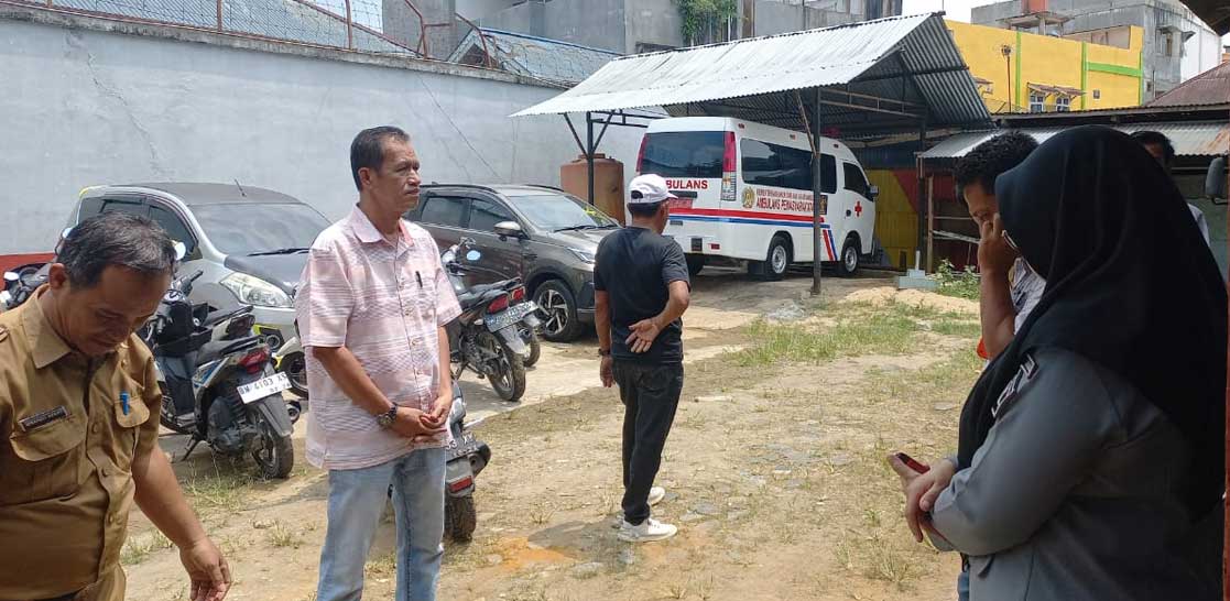 Kepala Bidang Cipta Karya Dinas PUPR Kuansing (paling kiri), Izma Yudi Hendry tinjau proyek yang sedang dikerjakan