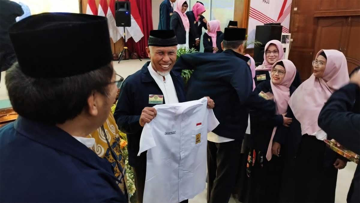 Mahyeldi pegang pakaian untuk siswa SMP. (pemprov)