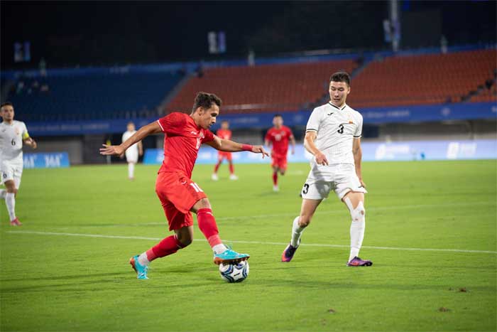 Pemain Indoesia, Egy Maulana lewati pemain Kirgistan dalam laga di Zhejiang Normal University East Stadium, Jinhua, China, Selasa (19/9/2023). (noc indonesia)