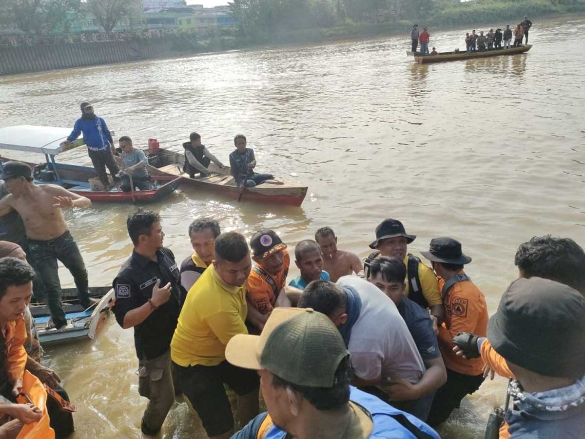 Tim gabungan evakuasi warga yang tenggelam di sungai. (riau.go.id)