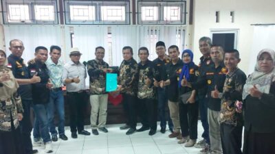 Syamsul Azwar (berkacamata) didampingi sejumlah wali nagari di Kabupaten Solok serahkan AD/ART Forwana ke Zofrawandi.