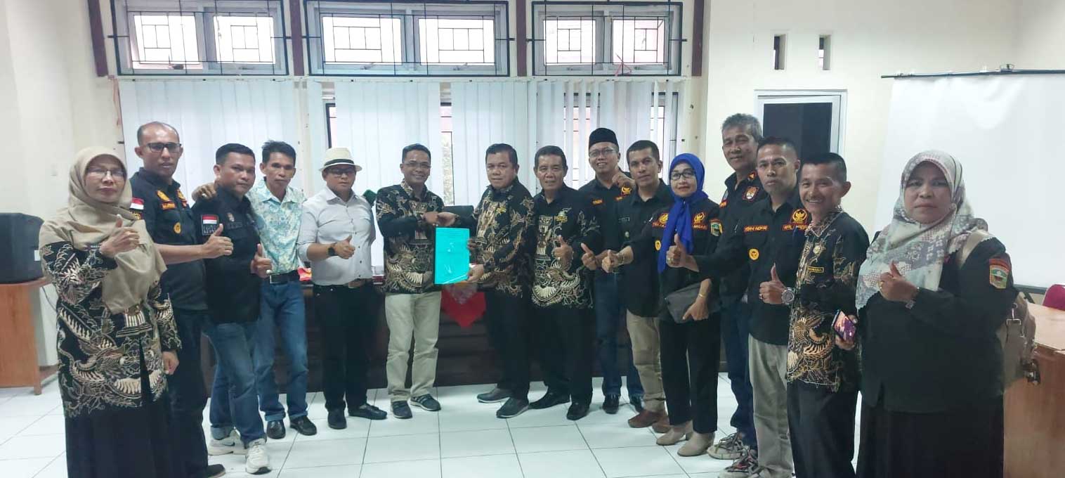 Syamsul Azwar (berkacamata) didampingi sejumlah wali nagari di Kabupaten Solok serahkan AD/ART Forwana ke Zofrawandi.