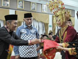 Gubernur Riau Diberi Gelar Rajo Nan Sati Alam Batuah