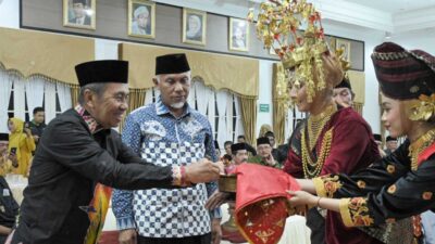Gubernur Riau disuguhi siriah dalam carano ketika jamuan makan malam
