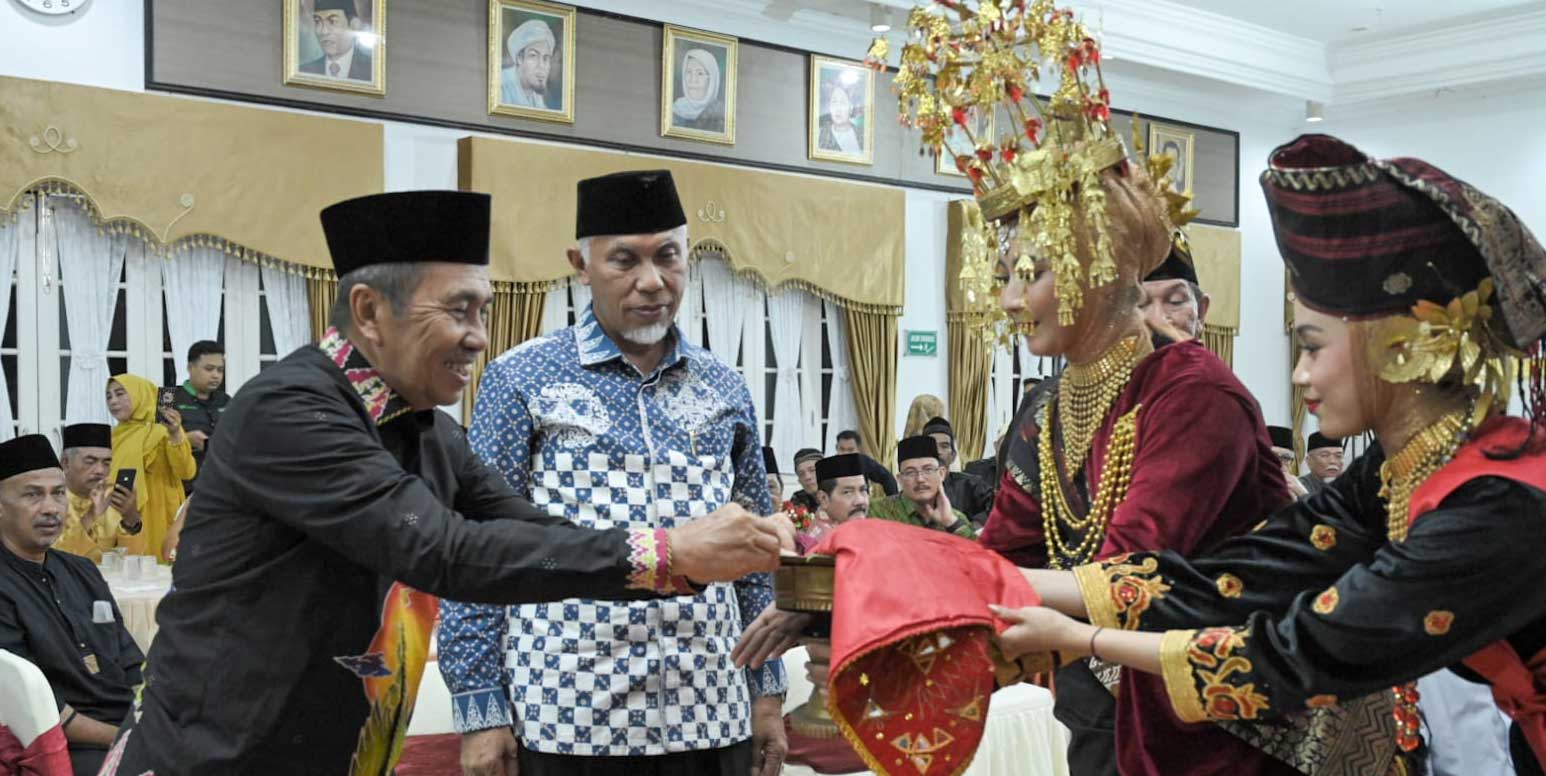 Gubernur Riau disuguhi siriah dalam carano ketika jamuan makan malam