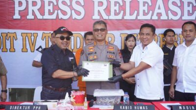 Kabid Humas Polda Riau berikan keterangan pers
