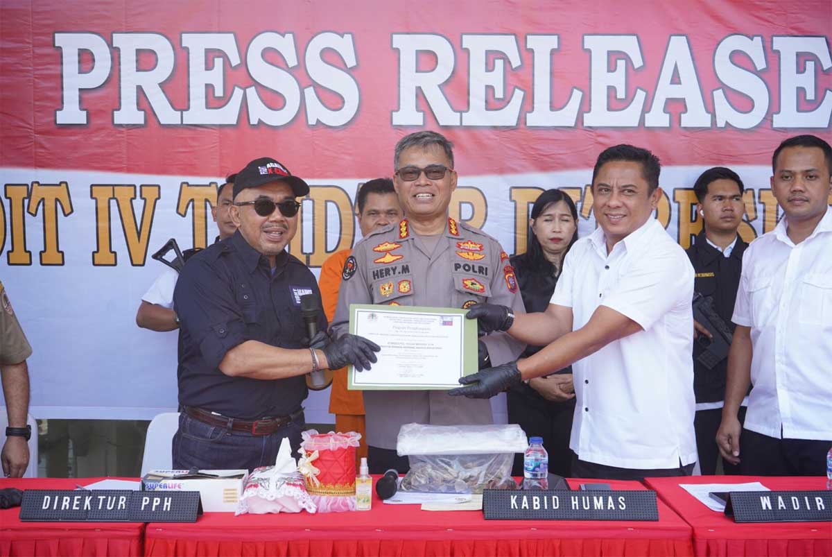 Kabid Humas Polda Riau berikan keterangan pers