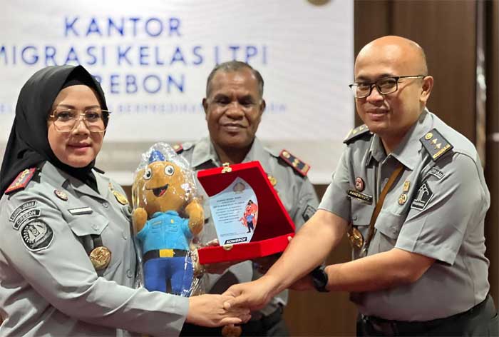 Serah terima cenderamata di Imigrasi Cirebon
