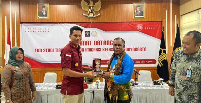 Serahterima cenderamata antara Kepala Imigrasi Biak dengan Kepala Imigrasi Yogyakarta