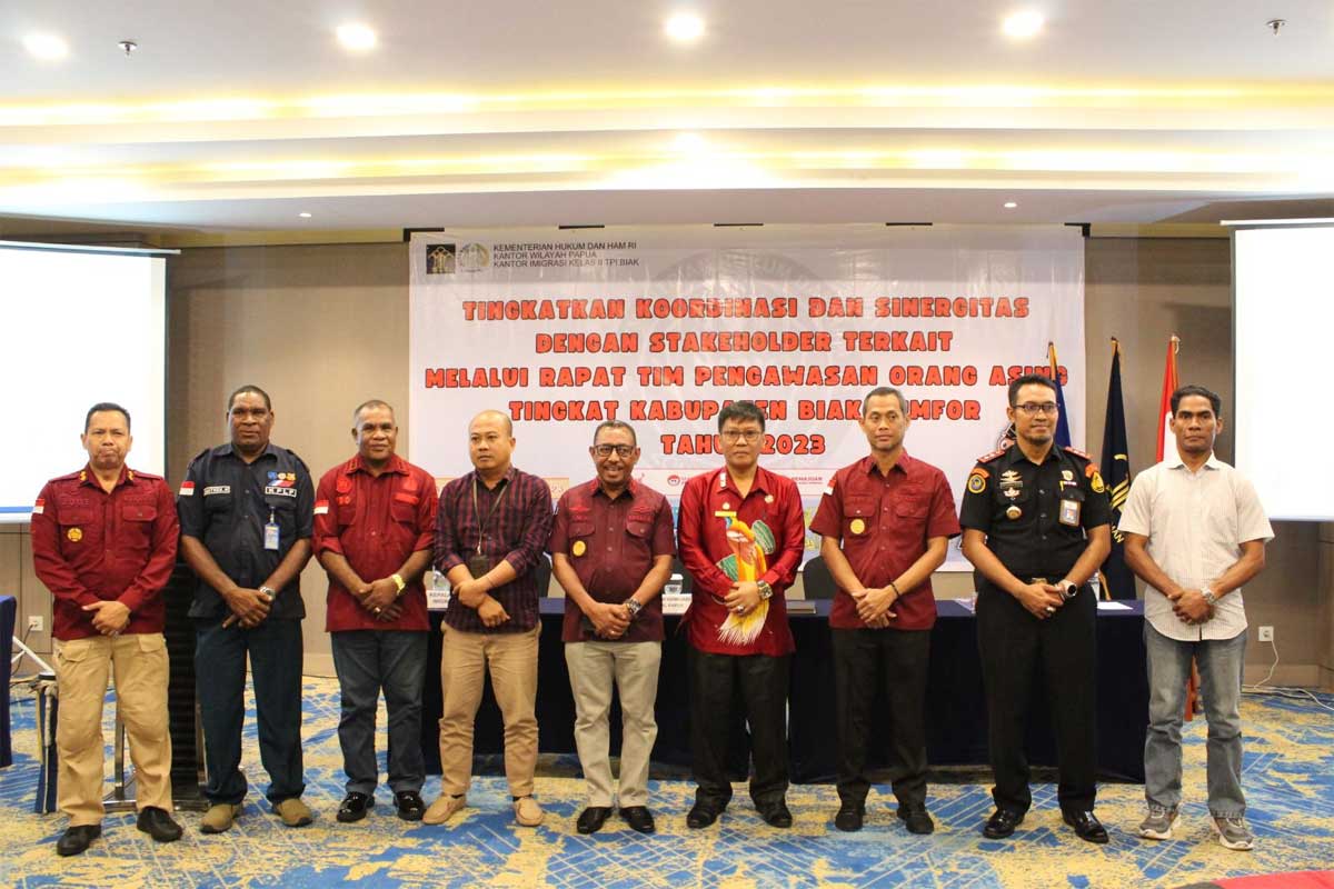 Foto bersama di sela rapat pengawasan warga asing di Kabupaten Biak Numfor