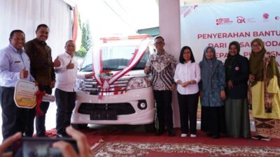 Penyerahan bantuan mobil dari Bursa Efek Indonesia kepada Pemkab Solok