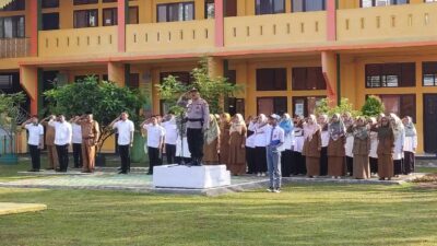 Kapolsek Kuantan Hilir Seberang jadi pembina upacara di SMAN 1 Kuantan Hilir