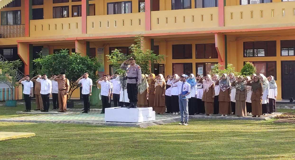 Kapolsek Kuantan Hilir Seberang jadi pembina upacara di SMAN 1 Kuantan Hilir