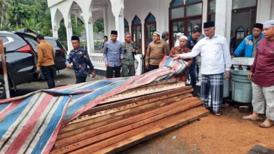 Penyerahan kayu temuan Dinas Kehutanan Sumbar untuk pembangunan masjid di Pesisir Selatan. (pemprov)