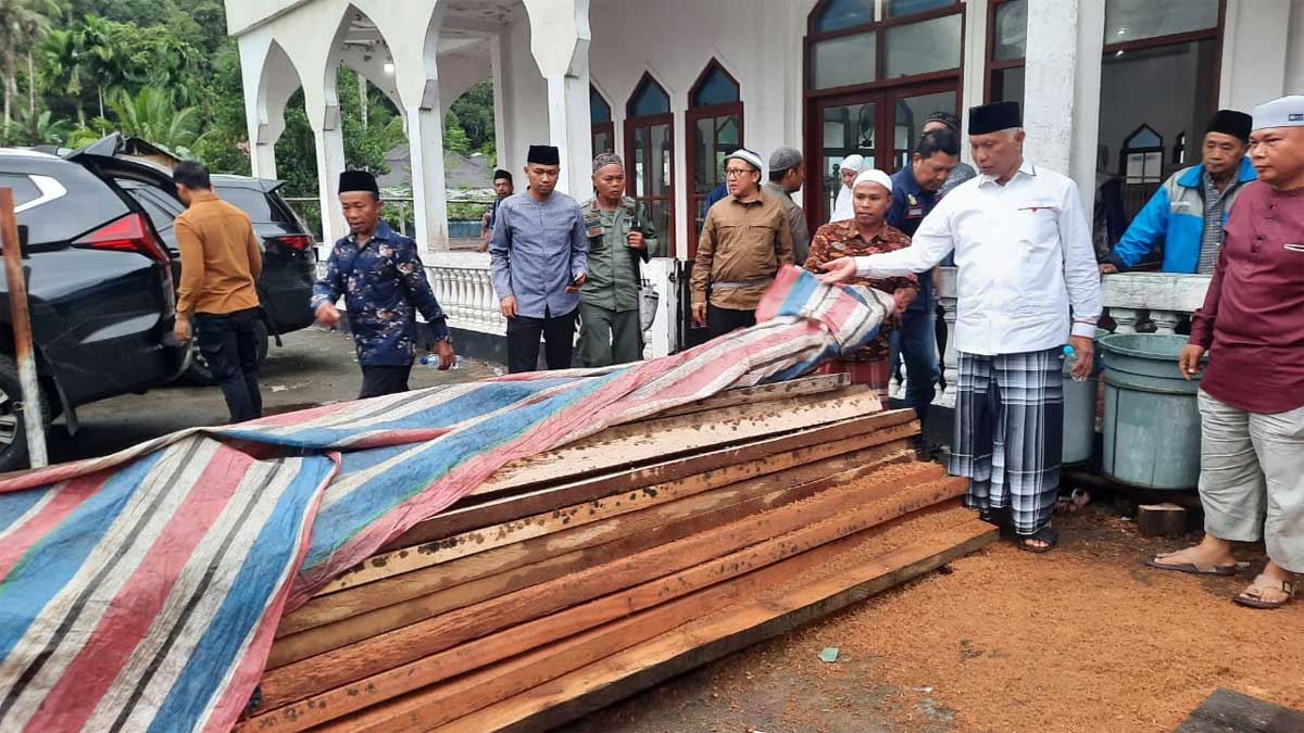 Penyerahan kayu temuan Dinas Kehutanan Sumbar untuk pembangunan masjid di Pesisir Selatan. (pemprov)