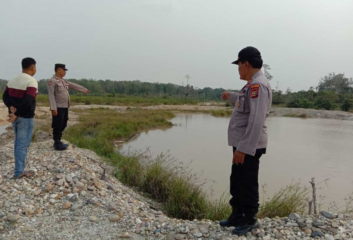 Kapolsek AKP Sutarja tinjau lokasi yang disebut sebagai tambang ilegal, namun disebut kolam ikan.