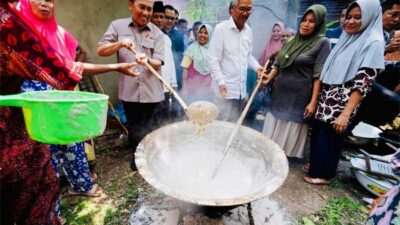 Gubri Syamsuar ikut mangonji bersama mondek-mondek (emak-emak) di Kuansing, Sabtu (2/9/2023). (riau.go.id)