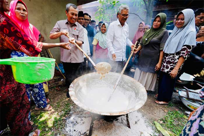 Gubri Syamsuar ikut mangonji bersama mondek-mondek (emak-emak) di Kuansing, Sabtu (2/9/2023). (riau.go.id)