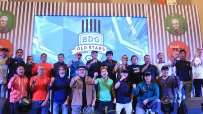 Sejumlah mantan bintang Persib berfoto bersama saat peluncuran gerakan Bandung Old Stars for GP di Bandung (14/9/2023).