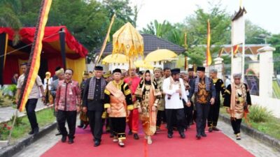Gubernur Riau Bergelar Rajo Nan Sati Alam Batuah, Dilewakan di Kampung Indra Sjafri