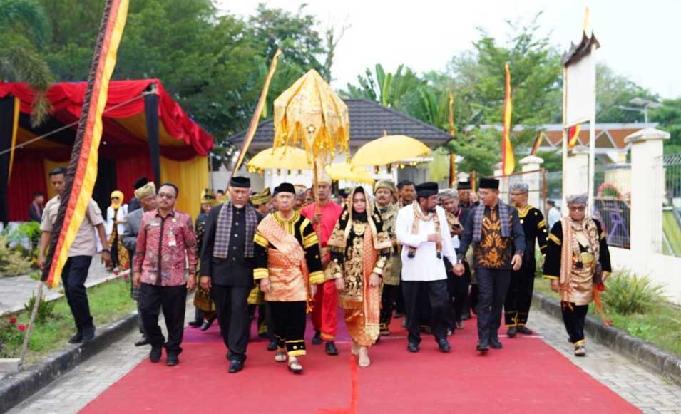 Gubernur Riau bersama Gubernur Sumbar dan tokoh lainnya tiba di lokasi acara, Lubuk Nyiur, Pesisir Selatan. (riau.go.id)