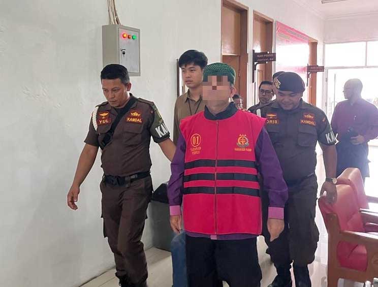 Tersangka dibawa menuju ruang penahanan