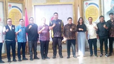 Foto bersama di Kemenpora usai penandatangan perjanjian kerja sama (PKS) tentang penyaluran bantuan pemerintah untuk pelatnas sepakbola U-17 dan penyelenggaraan Piala Dunia FIFA U-17. (pssi)