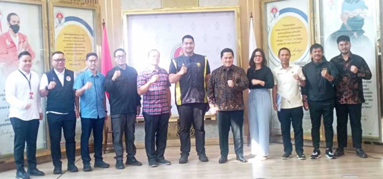 Foto bersama di Kemenpora usai penandatangan perjanjian kerja sama (PKS) tentang penyaluran bantuan pemerintah untuk pelatnas sepakbola U-17 dan penyelenggaraan Piala Dunia FIFA U-17. (pssi)