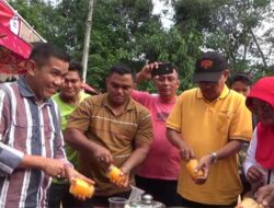 Pemilu di Ambang Pintu, Pemuda dan Bapak-bapak Bikin Teh Talua di Nagari Koto Baru
