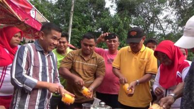 Para peserta mengikuti bikin teh talua