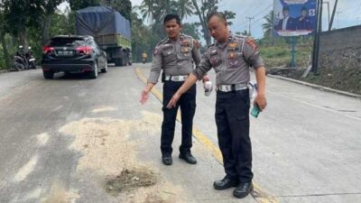 Anggota Satuan Lalu Lintas Polres Solok olah TKP kecelakaan maut di Sawah Ilia, Talang. (suhanews)