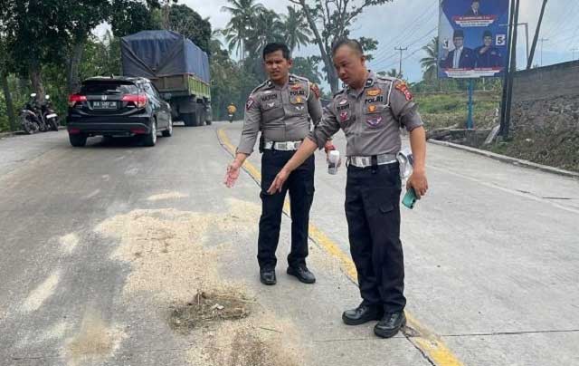 Anggota Satuan Lalu Lintas Polres Solok olah TKP kecelakaan maut di Sawah Ilia, Talang. (suhanews)