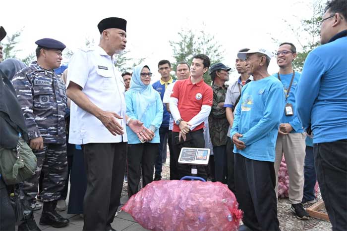 Gubernur dialog dengan nelayan yang kumpulkan sampah di Padang