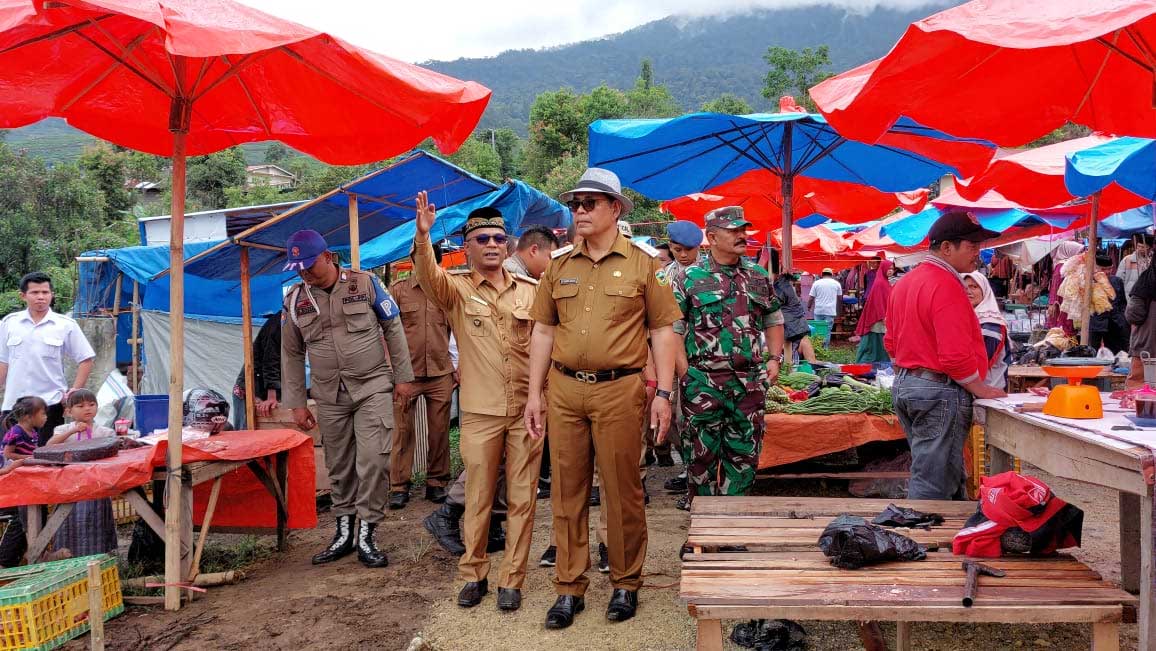 Wali Nagari Batang Barus, Syamsul Azwar dampingi Bupati Solok, Epyardi Asda tinjau pasar nagari di Jorong Kayu Jao.