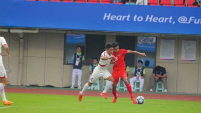 Pemain Indonesia dan Korea Utara berebut bola. (noc indonesia)