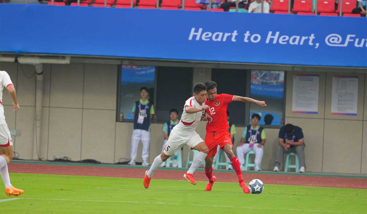 Pemain Indonesia dan Korea Utara berebut bola. (noc indonesia)