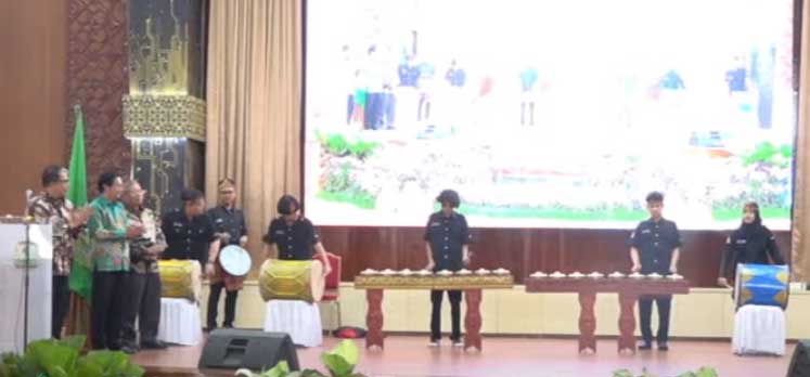 Peresmian pengiriman tinta pemilu hasil karya peneliti Unand