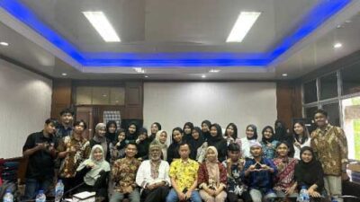 Foto bersama usai diskusi tentang budaya Minangkabau di Fisip Unand
